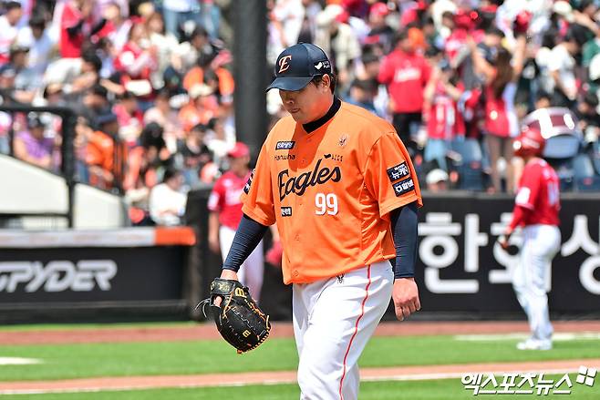 한화 이글스 투수 류현진이 26일 대전 한화생명 볼파크에서 열린 2025 신한 SOL Bank KBO리그 SSG 랜더스와의 홈경기에서 1이닝 4피안타 2볼넷 5실점 난조를 보이고 조기강판됐다. 2006년 KBO리그 데뷔 이후 선발 등판한 경기 중 개인 최소 이닝 기록이다. 엑스포츠뉴스DB