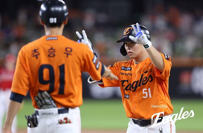 SSG 랜더스는 26일 대전 한화생명 볼파크에서 열린 2025 신한 SOL Bank KBO리그 한화 이글스와의 원정경기에서 9-2로 승리했다. 이날 승리로 SSG가 시즌 전적 45승46패3무를 만들었고, 한화는 57승435패3무를 마크했다. 타점을 기록한 한화 문현빈이 세리머니를 하고 있다. 한화 이글스