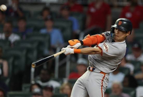 샌프란시스코 자이언츠 외야수 이정후는 26일 미국 캘리포니아주 샌프란시스코의 오라클파크에서 열린 2025 MLB 뉴욕 메츠와의 홈 경기에 7번 타자 중견수로 선발 출전, 4타수 2안타를 쳤다. 현지 중계진은 이날 그의 밀어치기 2루타를 두고 '스윙이 스즈키 이치로 같다'며 칭찬했다. 연합뉴스