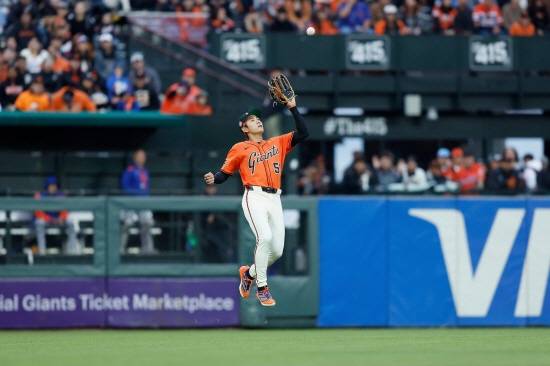 샌프란시스코 자이언츠 외야수 이정후는 26일 미국 캘리포니아주 샌프란시스코의 오라클파크에서 열린 2025 MLB 뉴욕 메츠와의 홈 경기에 7번 타자 중견수로 선발 출전한 뒤 수비하고 있다. 연합뉴스
