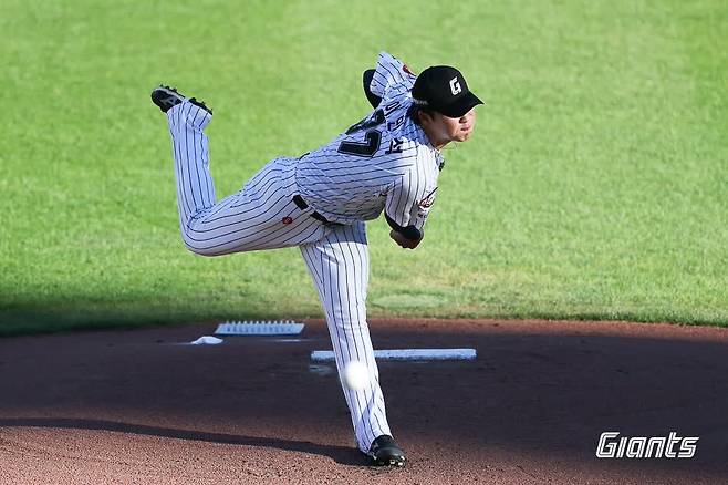 롯데 자이언츠 우완 파이어볼러 유망주 이민석이 26일 부산 사직야구장에서 열린 2025 신한 SOL Bank KBO리그 KIA 타이거즈와의 팀 간 11차전에 선발등판, 4이닝 3실점을 기록했다. 사진 롯데 자이언츠