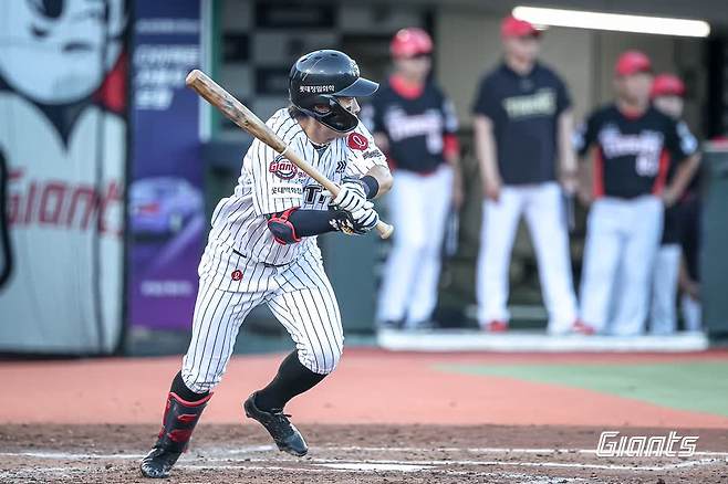 롯데 자이언츠 외야수 황성빈이 26일 부산 사직야구장에서 열린 2025 신한 SOL Bank KBO리그 KIA 타이거즈와의 팀 간 11차전에 1번타자 겸 중견수로 선발출전, 4타수 2안타 2득점을 기록했다. 사진 롯데 자이언츠