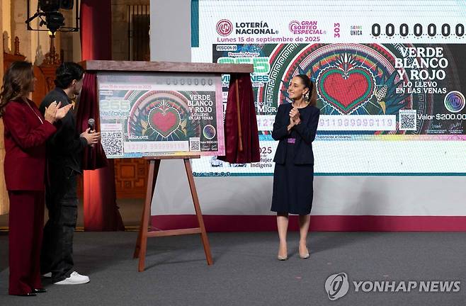 멕시코 이민자 지원 복권 공개하는 셰인바움 대통령(오른쪽) [멕시코 대통령실 제공. 멕시코시티 AFP=연합뉴스. 재판매 및 DB 금지]