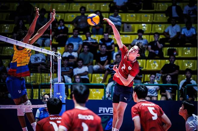 스파이크하는 한국 U-19 남자배구 대표팀의 이준호(2번) [FIVB 홈피 캡처. 재판매 및 DB 금지]