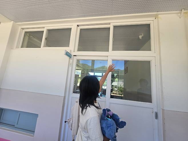 "이젠 안녕, 학교" (안동=연합뉴스) 김선형 기자 = 김이지(12) 양이 25일 오전 안동시 예안면 월곡초등학교 삼계분교장 6학년 교실을 향해 손인사를 하고 있다. 2025.7.25 sunhyung@yna.co.kr