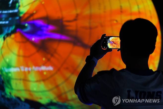 국립대구과학관의 동일본 대지진 여파를 나타내는 SOS 시스템 [연합뉴스 자료사진. 재판매 및 DB 금지]