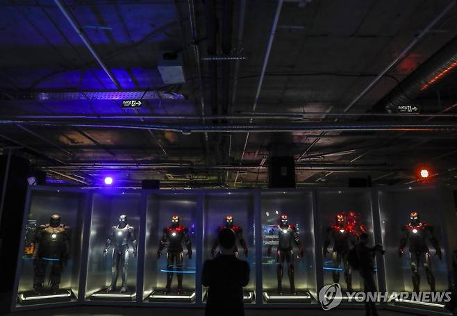 '아이언맨 슈트 여기 다 있네' (모스크바 EPA=연합뉴스) 15일(현지시간) 러시아 모스크바에서 열린 '마블 어벤져스 스테이션' 전시회에 아이언맨 토니 스타크의 슈트가 전시되어 있다. gin@yna.co.kr