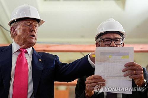 연준 개보수 현장을 둘러보며 파월에게 공사비를 확인하도록 지시한 트럼프  [로이터=연합뉴스 자료사진. 재판매 및 DB금지]