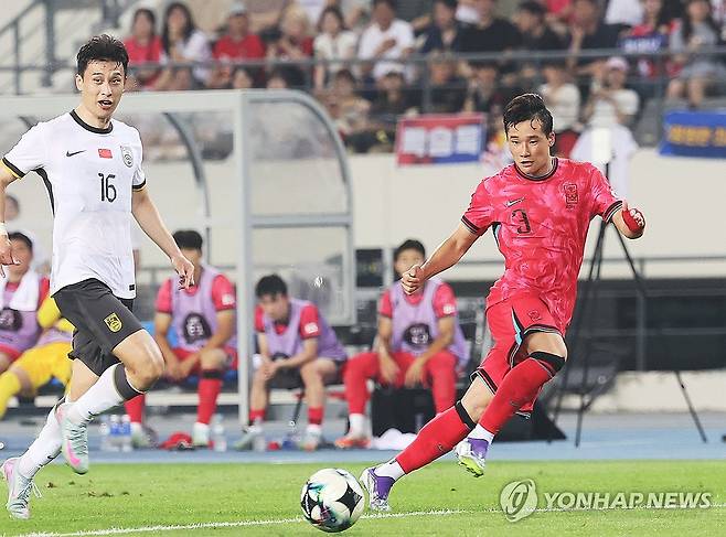 패스하는 이태석 (용인=연합뉴스) 홍기원 기자 = 7일 경기도 용인미르스타디움에서 열린 2025년 동아시아축구연맹(EAFF) E-1 챔피언십(동아시안컵) 남자부 1차전 한국과 중국의 경기. 한국 이태석이 패스하고 있다. 2025.7.7 xanadu@yna.co.kr