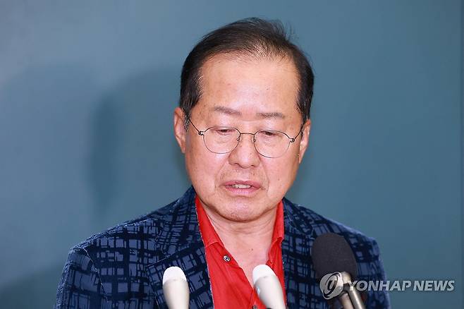 귀국 뒤 취재진 만난 홍준표 전 대구시장 (영종도=연합뉴스) 신현우 기자 = 홍준표 전 대구시장이 17일 인천국제공항 제1여객터미널을 통해 귀국, 취재진과 인터뷰하고 있다. 홍 전 시장은 지난 4월 국민의힘 대선 후보 경선에서 패배한 뒤 탈당하고 미국 하와이에 머물렀다. 2025.6.17 nowwego@yna.co.kr