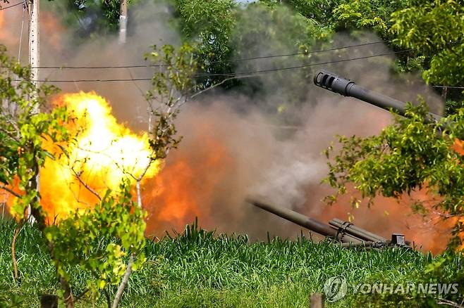 태국군, 캄보디아에 포격 지난 25일(현지시간) 태국 동부 수린주 국경 지대에서 태국군 야포가 캄보디아를 향해 포격을 가하고 있다. 2025.07.26
[로이터 연합뉴스 자료사진. 재판매 및 DB 금지]