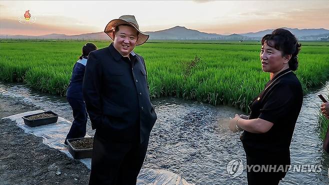 김정은, 인민군 후방기지 '논판메기양어' 실태 파악 (서울=연합뉴스) 김정은 북한 국무위원장이 지난 24일 논판양어에서 성과를 거둔 인민군 군부대 후방기지를 방문해 메기양어 실태를 파악하고 특별감사를 전달했다고 조선중앙TV가 26일 보도했다. [조선중앙TV화면] 2025.7.26 
    [국내에서만 사용가능. 재배포 금지. For Use Only in the Republic of Korea. No Redistribution] nkphoto@yna.co.kr