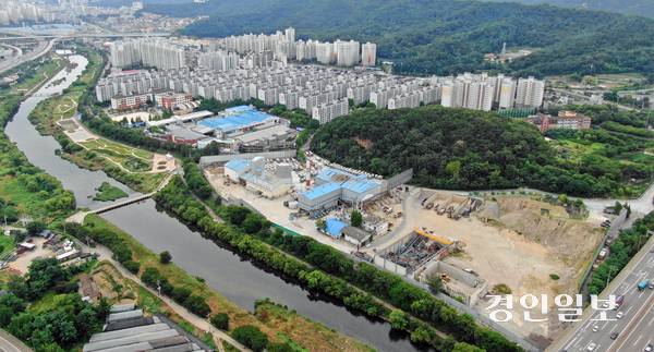 안양 연현마을 아스콘공장 일대 전경. 인근 아파트단지 주민들은 악취와 발암물질 배출 등을 놓고 아스콘공장측과 20여년간 갈등을 빚어왔다. 공장 옆으로는 안양천이 흐르지만, 아스콘공장 옆 구간에는 체육시설이나 천변공원 등도 조성되지 못하고 있다. /경인일보DB