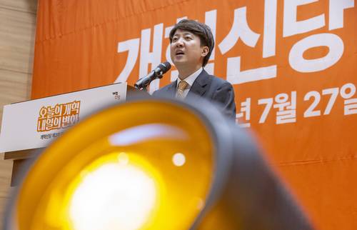 개혁신당 당 대표 선거에서 98% 지지율로 당 대표에 선출된 이준석 의원이 27일 국회의원회관 대회의실에서 열린 개혁신당 제2차 전당대회에서 대표직 수락 연설을 하고 있다. 2025.7.27 /연합뉴스