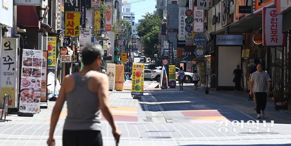 불볕더위가 이어진 27일 오전 수원시 팔달구 수원역로데오거리가 한산한 모습을 보이고 있다. 2025.7.27 /최은성기자 ces7198@kyeongin.com