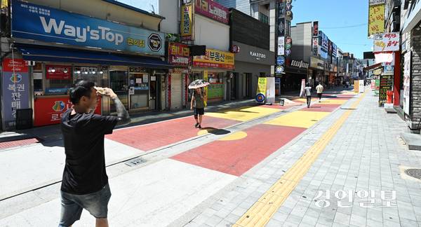 불볕더위가 이어진 27일 오전 수원시 팔달구 수원역로데오거리가 한산한 모습을 보이고 있다. 2025.7.27 /최은성기자 ces7198@kyeongin.com
