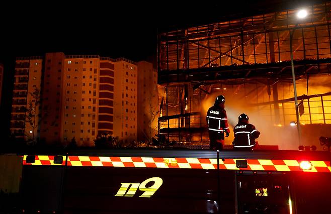 27일 오전 수원시 권선구 수원버스터미널 사거리 인근 한 아파트 3층 규모의 모델하우스에서 큰 불이나 소방당국이 화재 진압을 벌이고 있다./김철빈 기자 narodo@incheonilbo.com