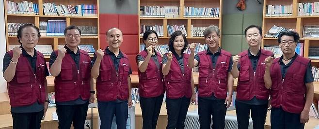 ▲ (왼쪽부터) 강용욱 지킴이, 김시억 사무원, 이재헌·이외현·이향배·김창유·승천배·서동석 지킴이