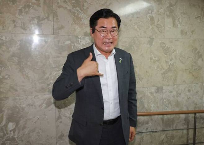 ▲ 더불어민주당 당 대표 후보자인 박찬대 의원이 국회에서 열린 비공개 의원총회에 참석하고 있다. /연합뉴스