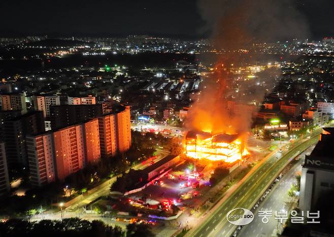 27일 오전 수원시 권선구 한 모델하우스에서 화재가 발생해 소방관계자들이 진화작업을 하고 있다. 김경민기자