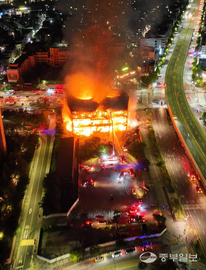 27일 오전 수원시 권선구 한 모델하우스에서 화재가 발생해 소방관계자들이 진화작업을 하고 있다. 김경민기자