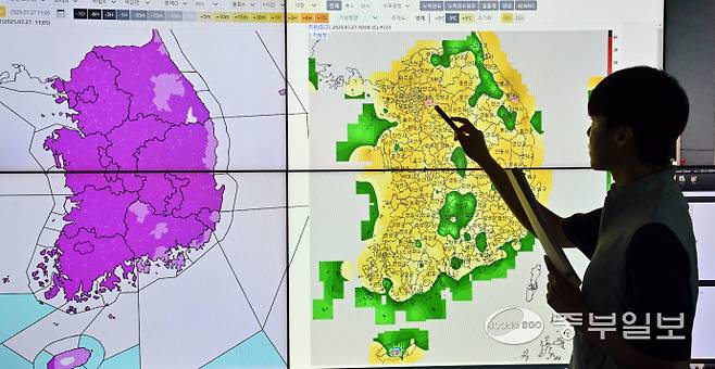 폭염이 이어지고 있는 27일 오전 수원시 권선구 수도권기상청에서 예보관이 폭염 특보 상황과 기온 등을 보여주고 있다. 김경민기자