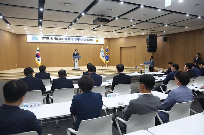 지난 2023년 9월 21일 경기도의회 지하1층 대회의실에서 열린 경기도-경기도의회 여·야·정 협치위원회 협약식에서 김동연 경기도지사가 인사말을 하고 있다. 사진=경기도