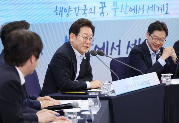 이재명&nbsp;대통령이 25일 부산 부경대에서 타운홀미팅 '부산의 마음을 듣다' 간담회에서 발언하고 있다. 2025.7.25 [사진 = 연합뉴스]
