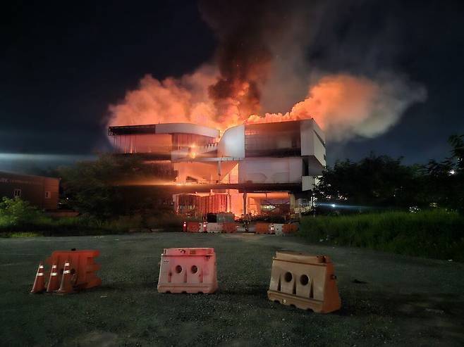 27일 밤 12시 10분께 수원시 권선구 권선동의 한 3층 규모 모델하우스에 불이나고 있다.