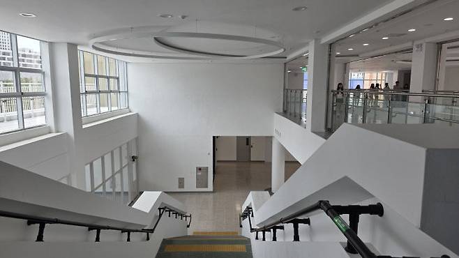 산울초·중학교 내부 모습. /사진=이은지 기자