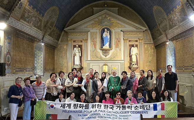프랑스 퐁맹의 성모발현 대성당에서 미사 드리는 순례자들