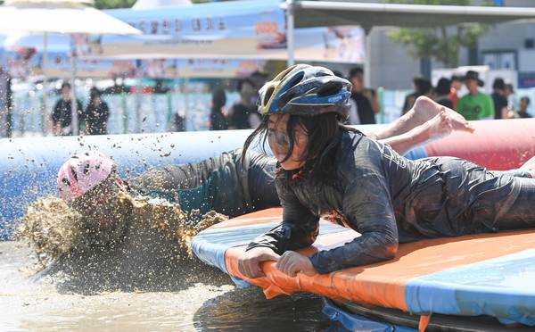 제28회 보령머드축제가 충남 대천해수욕장 일원에서 열린 가운데 26일 머드체험존을 찾은 관광객들이 축제를 즐기고 있다. 김주형 기자 kjh2667_@cctoday.co.kr