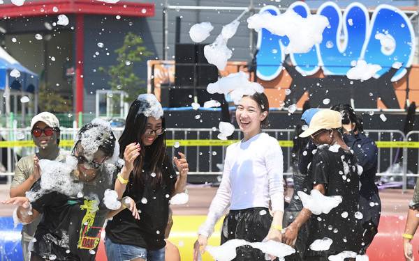 제28회 보령머드축제가 충남 대천해수욕장 일원에서 열린 가운데 26일 머드체험존을 찾은 관광객들이 축제를 즐기고 있다. 김주형 기자 kjh2667_@cctoday.co.kr