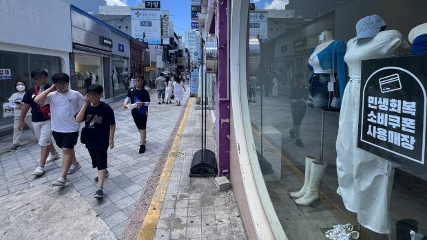 27일 광주광역시 동구 충장로의 한 ‘민생회복 소비쿠폰’ 가맹점 앞으로 시민들의 발길이 이어지고 있다. 윤준명 기자