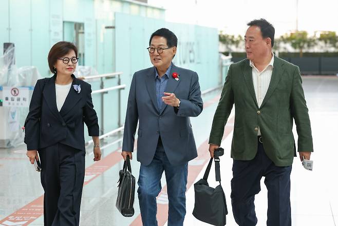 박지원(가운데) 폴란드 특사단장과 특사단원인 어기구(오른쪽), 진선미 더불어민주당 의원이 27일 오전 인천국제공항 제1터미널을 통해 폴란드로 출국하고 있다. 폴란드 특사단은 폴란드 정부 및 의회 인사들을 만나 한-폴란드 간 방산 협력과 전략적 동반자 관계 발전 방안에 대해 논의할 예정이다. /뉴시스
