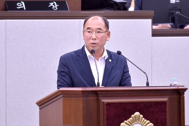 박영평 여수시의회 의원이 '수협중앙회 여수시 이전 촉구 건의안'을 발의하고 있다. /여수시의회 제공