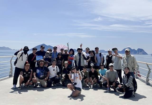 체험형 미식관광 프로그램 ‘GO! 군산 섬해진미’ 행사 참가자들이 기념촬영을 하고 있다.