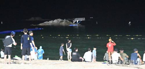 연일 폭염이 이어지는 가운데 27일 강릉시 경포해수욕장 백사장이 야간 개장해 피서 절정기를 맞아 열대야에 지친 피서객들이 몰려 더위를 식히고 있다. 이날 강릉의 밤 최저기온은 강릉 29.8도로 지난 20일 이후 일주일째 열대야가 지속되고 있다. 강릉=권태명기자
