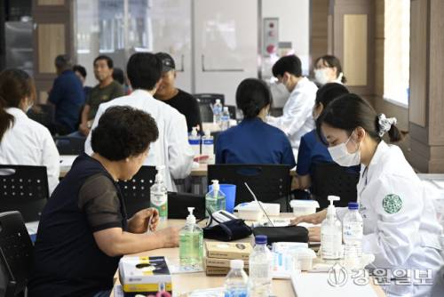 ◇서울대와 이화여대 의과대 연합 의료봉사동아리인 이울진료회가 지난 26일 평창 방림면 계촌리 복지회관에서 의료봉사활동을 했다.
