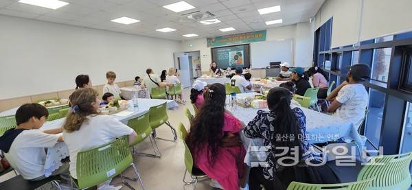 울산 동구가족센터(센터장 이정숙)는 자녀가 있는 외국인 가족들이 참여한 가운데 '한국음식 만들기 체험' 프로그램을 진행했다고 밝혔다.