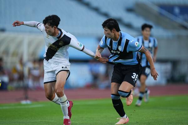 경남FC 박민서가 26일 천안 종합운동장에서 열린 천안시티전에서 상대 선수와 몸싸움을 벌이고 있다. /경남FC