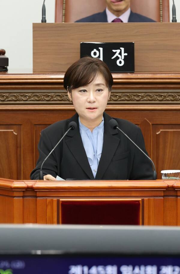 김묘정 창원시의원이 25일 대한민국민주주의전당 정상화를 촉구하는 5분 발언을 하고 있다./창원시의회