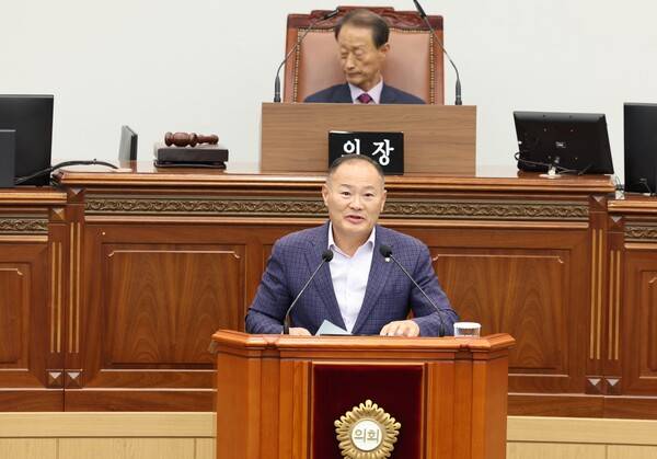 황점복 창원시의원이 25일 창원시의회에서 '대한민국 정부의 북한 핵 폐수 무단 방류에 대한 조치 촉구 결의안'을 대표 발의하고 있다./창원시의회