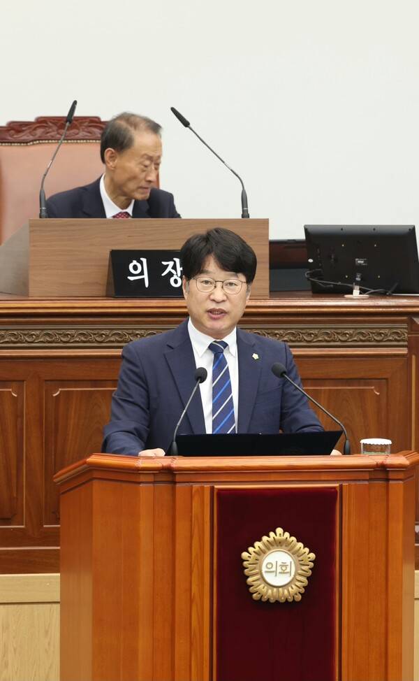 이우완 창원시의원이 25일 창원시의회에서 상정된 '대한민국 정부의 북한 핵 폐수 무단 방류에 대한 조치 촉구 결의안' 반대 토론을 하고 있다./창원시의회