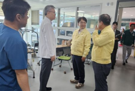 지난 25일 산청군을 방문한 김광용 행정안전부 재난안전관리본부장에게 박명균 행정부지사가 덕천강·호계천 등 주요 하천의 개선복구 및 준설 예산을 건의하고 있다. 사진=경남도
