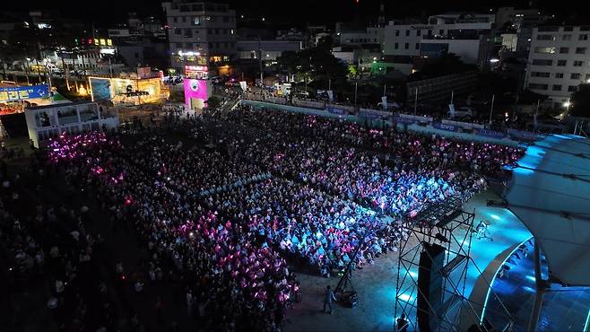 내성천 특설무대에서 개막 축하공연이 열리고 있다./봉화군 제공