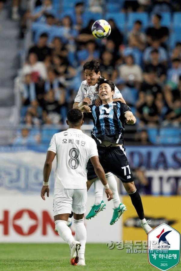 포항스틸러스 이호재가 높이 솟아 대구FC 선수와 볼다툼을 하고 있다. 사진=한국프로축구연맹 제공