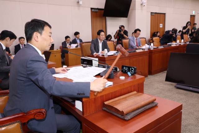 25일 서울 여의도 국회에서 열린 법제사법위원회 법안심사제1소위원회에서 김용민 소위원장이 의사봉을 두드리고 있다. 연합뉴스