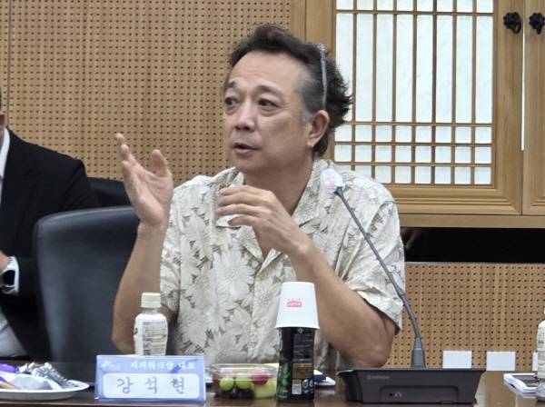 신성일 유족 대표 강석현 씨가 기념관에 대해 이야기하고 있다. 권오석 기자