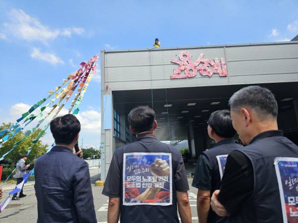 김영훈 고용노동부 장관이 26일 구미 한국옵티칼하이테크 고공농성장을 찾아 박정혜 노조원과 대화를 하고 있다. 금속노조
